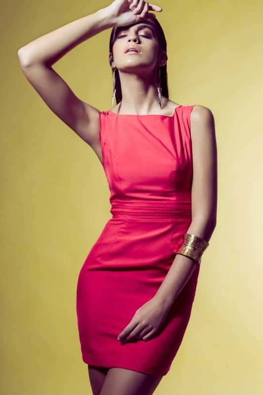 Vestido de coctel corto rojo corte recto escote en la espalda